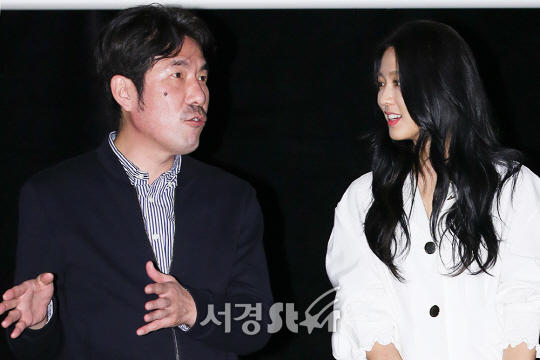 배우 오달수, 설현이 9일 오후 서울 영등포구 CGV 영등포에서 열린 영화 ‘살인자의 기억법(감독 원신연)’ 무대인사 행사에 참석하고 있다.