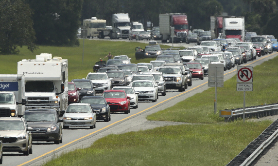 역대 최강 허리케인 ‘어마’의 미국 본토 상륙이 임박한 가운데 8일(현지시간) 플로리다주 고속도로에 주민들의 대피 차량이 꼬리를 물고 늘어서 있다. /연합뉴스