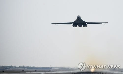 북한 또 도발?…미 전략폭격기, 동중국해 상공에 뜬 이유는