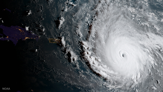 초강력 허리케인 ‘어마’가 5일(현지시간) 카리브해에서 미국 동남부 플로리다주를 향해 북서진하고 있는 모습으로 미 국립해양대기국(NOAA)이 제공 /사진=연합뉴스
