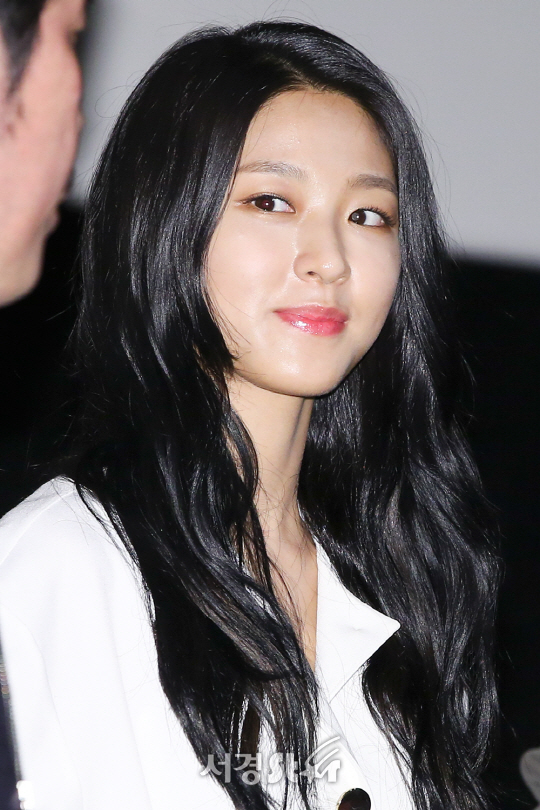 배우 설현이 9일 오후 서울 영등포구 CGV 영등포에서 열린 영화 ‘살인자의 기억법(감독 원신연)’ 무대인사 행사에 참석하고 있다.