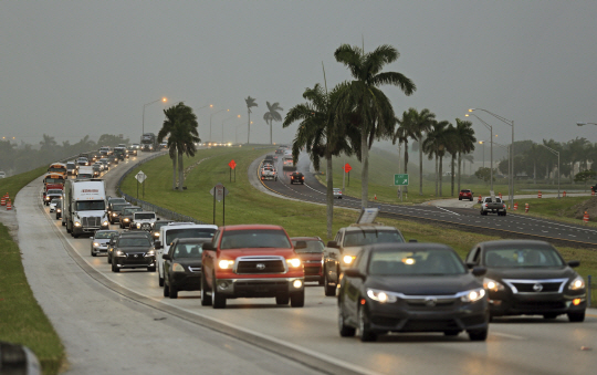 6일(현지시간) 미국 남부 플로리다주 홈스테드 인근 고속도로가 초대형 허리케인 ‘어마’(Irma)를 피해 북쪽 지역으로 탈출하려는 차량행렬로 극심한 정체를 빚고 있다./AP연합뉴스