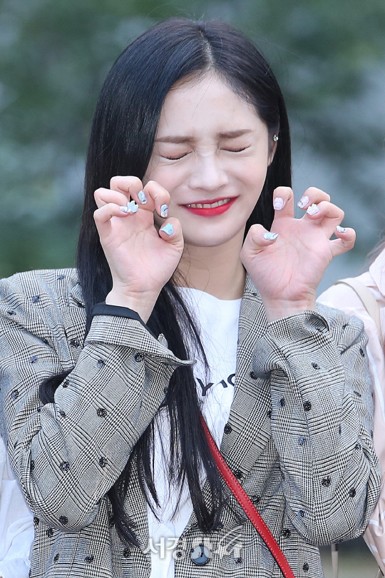 프리스틴 멤버 주결경이 8일 오전 서울 영등포구 여의도동 KBS 신관 공개홀에서 진행된 KBS ‘뮤직뱅크’ 리허설에 참석하기 위해 출근하고 있다.