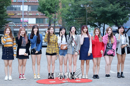 프리스틴 멤버들이 8일 오전 서울 영등포구 여의도동 KBS 신관 공개홀에서 진행된 KBS ‘뮤직뱅크’ 리허설에 참석하기 위해 출근하고 있다.