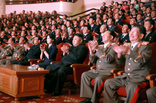 조선중앙통신은 수소탄시험 성공 기념 축하연에 김정은 위원장과 발사 관계자들이 참석했다고 10일 전했다. /연합뉴스