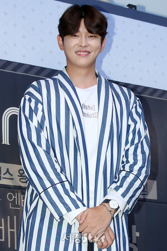 배우 윤균상이 10일 오후 서울 성동구 행당동 한 복합쇼핑몰에서 열린 팬사인회에 참석했다.