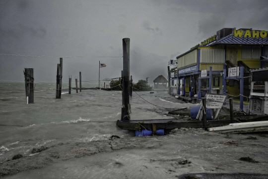 9일(현지시간) 미국 플로리다주 이슬라모라다 인근 해안이 허리케인 어마의 영향으로 거센 파도로 뒤덮였다. /이슬라모라다=AFP연합뉴스