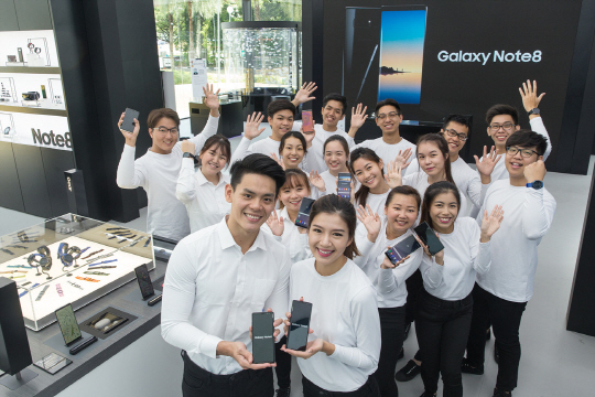 9일 싱가포르 비보시티에서 열린 ‘삼성전자 갤럭시 스튜디오’ 오픈행사에서 현지 직원들이 갤럭시노트 8을 들고 화이팅을 외치고 있다. 이 매장은 방문객들이 직접 사진을 찍고 S펜과 과련한 다양한 체험을 할 수 있다. /사진제공=삼성전자