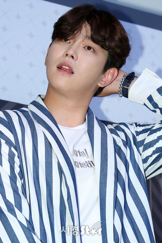 배우 윤균상이 10일 오후 서울 성동구 행당동 한 복합쇼핑몰에서 열린 팬사인회에 참석했다.