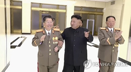 북한 김정은 노동당 위원장이 6차 핵실험에 참여한 핵 과학자·기술자를 위한 축하연회에 참석했다고 조선중앙TV가 보도했다. 김정은(가운데) 위원장이 리홍섭(왼쪽) 핵무기연구소 소장과 팔짱을 끼고 연회장으로 들어서고 있다. /연합뉴스