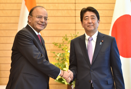 아베 신조(오른쪽) 일본 총리는 이달 중순 인도 방문을 앞둔 지난 5일 일본 도쿄에서 아룬 제이틀리 인도 국방장관과 만나 양국 군의 협력 방안에 대해 논의했다./도쿄=AFP연합뉴스
