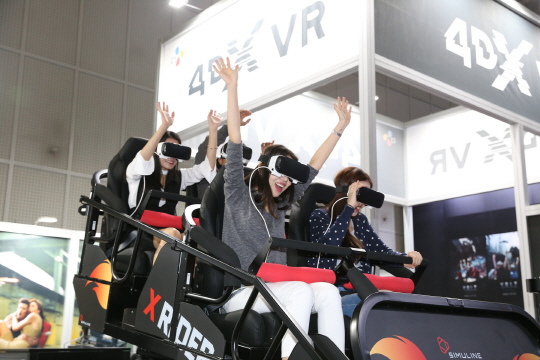 지난해 개최된 ‘코리아 VR 페스티벌 2016’에서 4DX VR을 즐기는 관객 모습