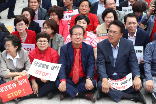 한국당, 보이콧 공식 철회 '원내·외 병행투쟁 지속'