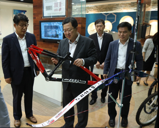 박춘섭(사진 왼쪽에서 두번째) 조달청장이 탄소융합기술원에 전시된 탄소로 만든 자전거 프레임을 살펴보고 있다. 사진제공=조달청