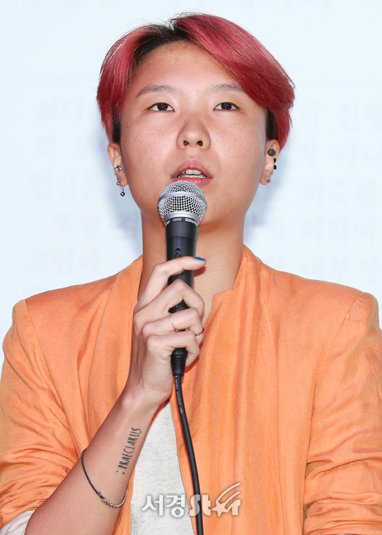한국여성민우회 정슬아가 11일 오후 서울 마포구 한 카페에서 영화 ‘전망 좋은 집’의 이수성 감독 소송 무죄 판결에 대한 기자회견에 참석해 입장을 밝히고 있다.