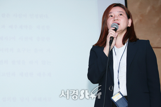 이은의 변호사가 11일 오후 서울 마포구 한 카페에서 영화 ‘전망 좋은 집’의 이수성 감독 소송 무죄 판결에 대한 기자회견에 참석해 입장을 밝히고 있다.