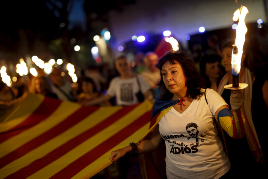 카탈루냐 분리독립 찬성자들이 ‘라 디아다’를 하루 앞둔 10일(현지시간) 바르셀로나에서 거리시위를 벌이고 있다. /AFP연합뉴스