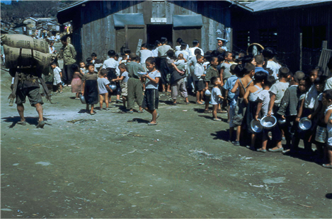1950년 6.25전쟁 당시 스웨덴 의료지원단의 의미를 되새기는 사진전이 13일부터 30일까지 부산 동아대 석당미술관에서 열린다. 사진은 부산 우암동 피란민촌. /사진제공=부산시
