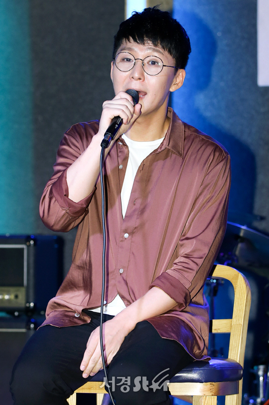 가수 슈가볼이 11일 오후 서울 종로구 복합문화공간 에무에서 열린 정규앨범 ‘예외’ 발매 기념 음감회에 참석하고 있다.