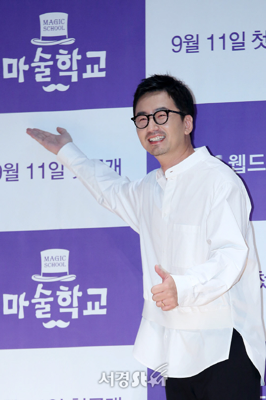 류승수가 11일 오후 서울 마포구 상암동 JTBC 사옥 2층 JTBC홀에서 열린 jtbc 웹드라마 ‘마술학교’ 제작발표회에 참석해 포토타임을 갖고 있다.