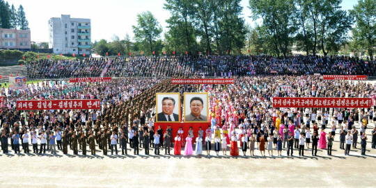 북한의 6차 핵실험 성공을 자축하는 군민 경축대회가 각 시·군에서 열렸다고 노동당 기관지 노동신문이 11일 보도했다. /연합뉴스