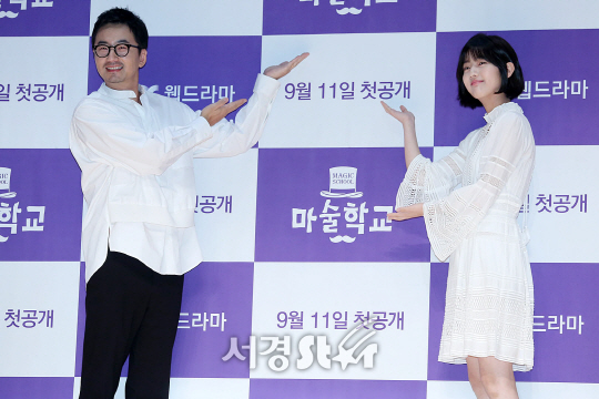 류승수와 신은수가 11일 오후 서울 마포구 상암동 JTBC 사옥 2층 JTBC홀에서 열린 jtbc 웹드라마 ‘마술학교’ 제작발표회에 참석해 포토타임을 갖고 있다.