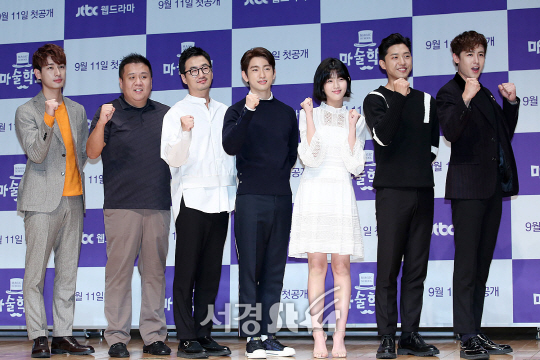 감독 및 배우들이 11일 오후 서울 마포구 상암동 JTBC 사옥 2층 JTBC홀에서 열린 jtbc 웹드라마 ‘마술학교’ 제작발표회에 참석해 포토타임을 갖고 있다.