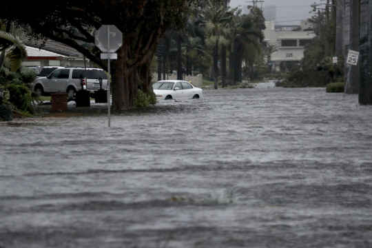 10일(현지시간) 허리케인 어마가 지나가면서 폭풍해일이 발생해 미국 플로리다주 대니아 비치 인근 주택가가 역류된 바닷물에 잠겨 있다. /대니아=AP연합뉴스