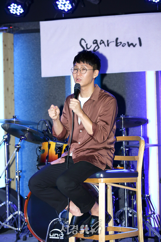 가수 슈가볼이 11일 오후 서울 종로구 복합문화공간 에무에서 열린 정규앨범 ‘예외’ 발매 기념 음감회에 참석하고 있다.