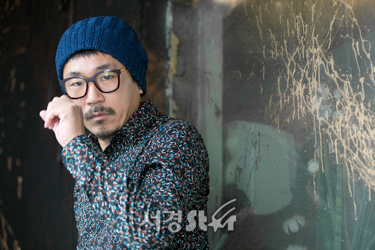 배우 양익준이 11일 오후 서울 중구 한 카페에서 서경스타와의 인터뷰에 앞서 포즈를 취하고 있다.