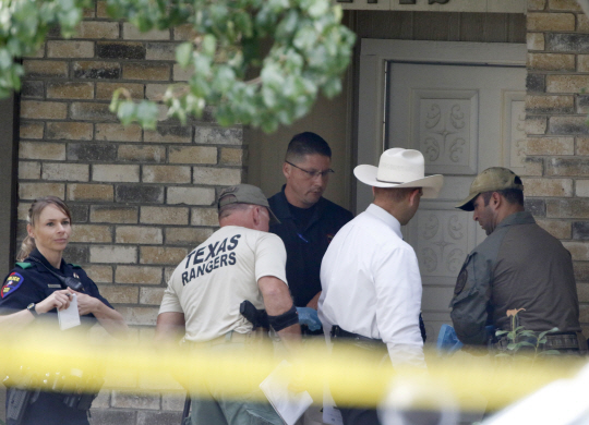 총기 난사 사건이 발생한 미국 텍사스주 댈러스 인근 플래이노의 한 주택에서 11일(현지시간) 경찰이 현장을 조사하고 있다. /플래이노=AP연합뉴스