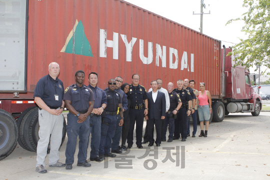 김수호(왼쪽에서 여덟 번째)현대상선 미주총괄 전무가 미국 휴스턴 지역재난구호센터에 구호물품을 전달하고 있다./사진제공=현대상선