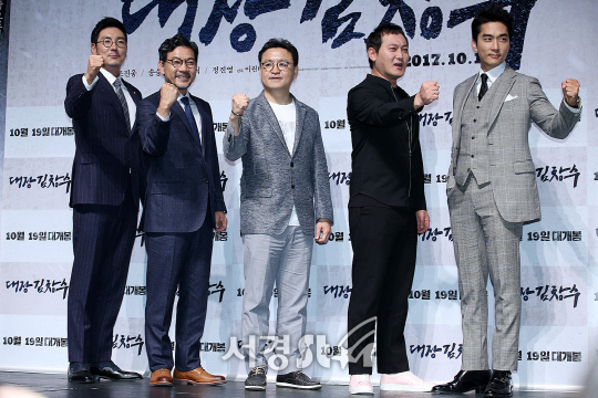 감독 및 배우들이 12일 오전 서울 강남구 신사동 압구정 CGV에서 열린 영화 ‘대장 김창수’ 제작보고회에 참석해 포토타임을 갖고 있다.