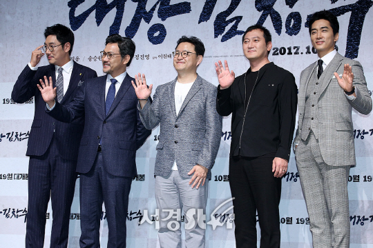 감독 및 배우들이 12일 오전 서울 강남구 신사동 압구정 CGV에서 열린 영화 ‘대장 김창수’ 제작보고회에 참석해 포토타임을 갖고 있다.