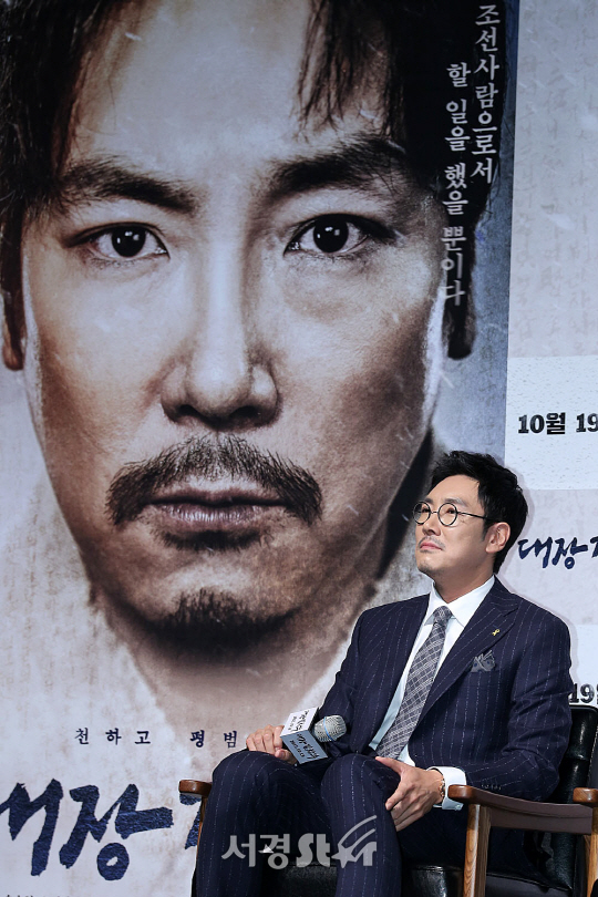 조진웅이 12일 오전 서울 강남구 신사동 압구정 CGV에서 열린 영화 ‘대장 김창수’ 제작보고회에 참석했다.