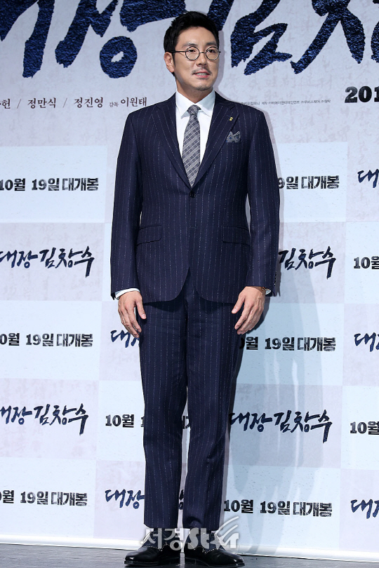 조진웅이 12일 오전 서울 강남구 신사동 압구정 CGV에서 열린 영화 ‘대장 김창수’ 제작보고회에 참석해 포토타임을 갖고 있다.