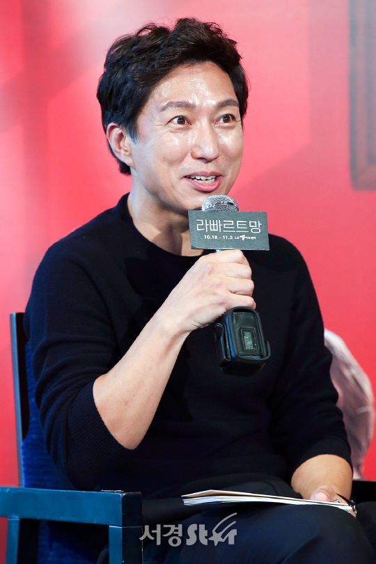 배우 조영규가 12일 오후 서울 강남구 LG아트센터에서 열린 연극 ‘라빠르트망’ 제작발표회에 참석하고 있다.