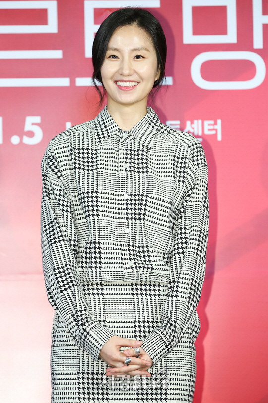 배우 김소진이 12일 오후 서울 강남구 LG아트센터에서 열린 연극 ‘라빠르트망’ 제작발표회에 참석하고 있다.