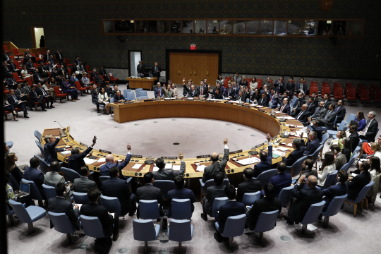 (170911)  UNITED NATIONS, Sept. 11, 2017 (Xinhua)   Photo taken on Sept. 11, 2017 shows the United Nations Security Council voting on a resolution on the Democratic People‘s Republic of Korea (DPRK) at the UN headquarters in New York. UN Security Council on Monday imposed new sanctions on the DPRK over its latest nuclear test. (Xinhua/Li Muzi)      <저작권자(c) 연합뉴스, 무단 전재-재배포 금지>