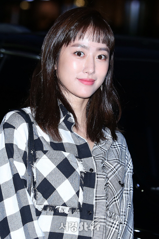 전혜빈이 12일 오후 서울 영등포구 여의도동에 위치한 한 음식점에서 열린 SBS 월화드라마 ‘조작’ 종방연에 참석해 포토타임을 갖고 있다.
