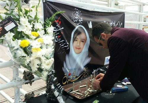 흉악범에 살해된 7세 여아 아테나 아슬라니를 추모하는 한 테헤란 시민/사진=연합뉴스