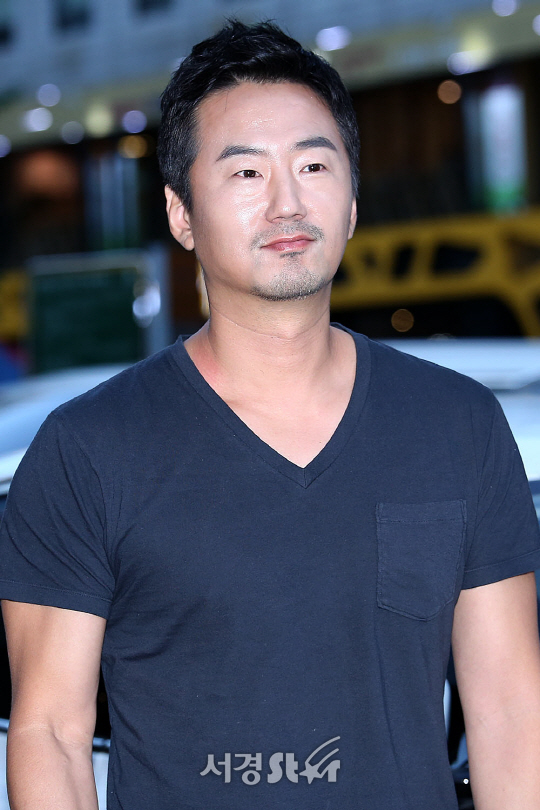 류승수가 12일 오후 서울 영등포구 여의도동에 위치한 한 음식점에서 열린 SBS 월화드라마 ‘조작’ 종방연에 참석해 포토타임을 갖고 있다.