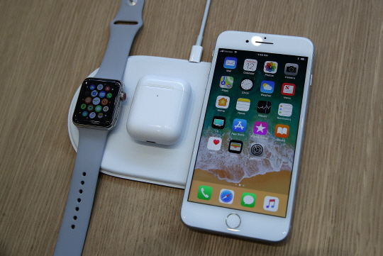 12일(현지시간) 애플이 공개한 아이폰8, 애플워치가 무선충전매트 ‘에어파워’에서 충전을 하고 있다. /AFP연합뉴스