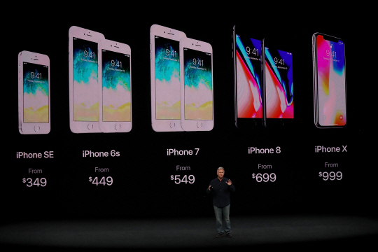애플은 12일(현지시간) 미국 캘리포니아주 쿠퍼티노에서 열린 아이폰X 신작 출시기념 행사에서 349달러대의 아이폰SE부터 999달러의 아이폰X까지 다양한 가격대의 기기를 망라하고 있음을 알렸다. /쿠퍼티노=AFP연합뉴스