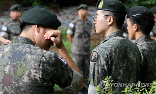 지난달 21일 K-9 자주포 화재 사고 희생 장병 장례식에 참석한 동료들./사진=연합뉴스