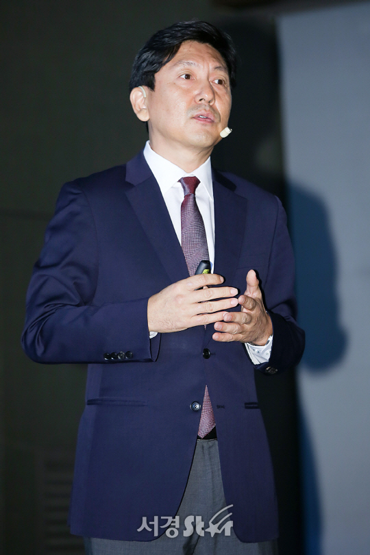 CJ E&M 정태성 영화사업부문장이 13일 오전 서울 종로구 더 플라자 호텔 다이아몬드홀에서 CJ E&M 글로벌 영화사업 설명회에 참석해 CJ E&M 해외영화사업에 대해 말하고 있다.