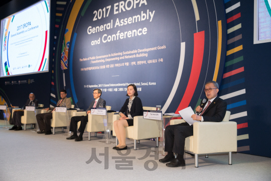 13일 오전 서울 삼성동 그랜드인터콘티넨탈파르나스 호텔에서 열리고 있는 아시아, 태평양지역 국가의 행정ㆍ공공관리 국제협의체인 동부지역공공행정기구(EROPA) 총회에 참석한 김판석(오른쪽 첫번째) 인사혁신처장이 지속가능발전목표(SDGs) 달성을 위한 거버넌스의 역할 주제의 특별세션 좌장을 맡아 진행 발언을 하고 있다. EROPA는 아·태 지역 국가의 행정발전, 공공관리능력 향상과 국가발전을 목적으로 1960년 설립된 정부 간 국제기구이다. 회원국은 우리나라와 네팔·베트남·인도·인도네시아·