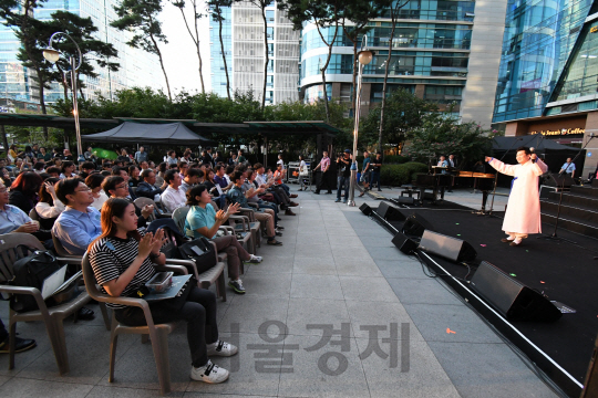 12일 가산 디지털산업단지에서 포스코1%나눔재단이 개최한 ‘우리의 영웅을 위한 작은 음악회’에서 국악무대가 진행되고 있다./사진제공=포스코