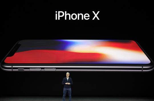 애플의 팀 쿡 최고경영자(CEO)가 12일(현지시간) 미국 캘리포니아주 쿠퍼티노의 애플 신사옥 내 ‘스티브 잡스 극장’에서 열린 특별 행사에서 아이폰 10주년 기념 모델인 아이폰X(아이폰 텐)을 공개하고 있다. /AP연합뉴스