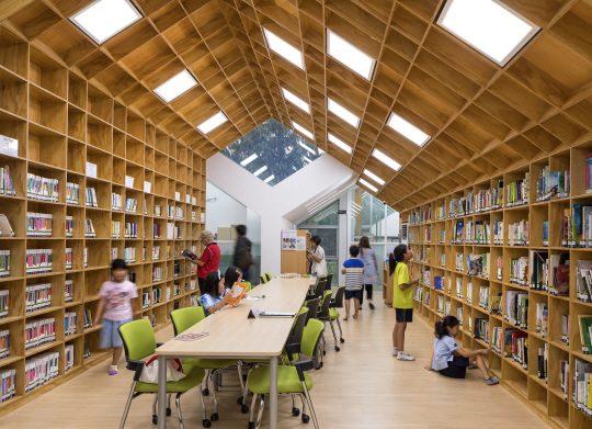 [건축과도시]책장따라 공간과 공간의 만남…사람을 잇는 도서관 '한내 지혜의 숲'